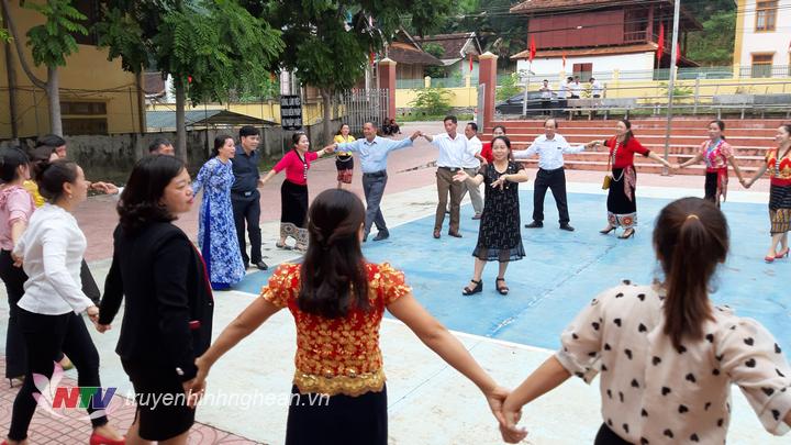 Chủ tịch UBMTTQ tỉnh dự ngày hội đoàn kết với bà con bản Thái ở Tương Dương
