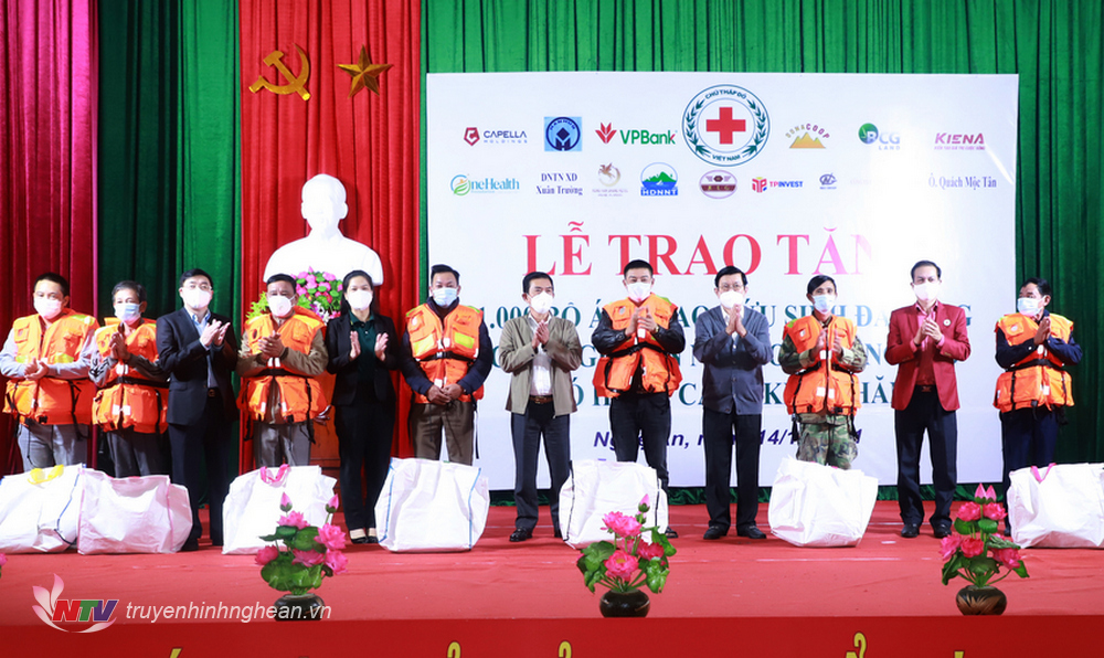 Nguyên Chủ tịch nước Trương Tấn Sang tặng phao cứu sinh cho ngư dân nghèo Nghệ An