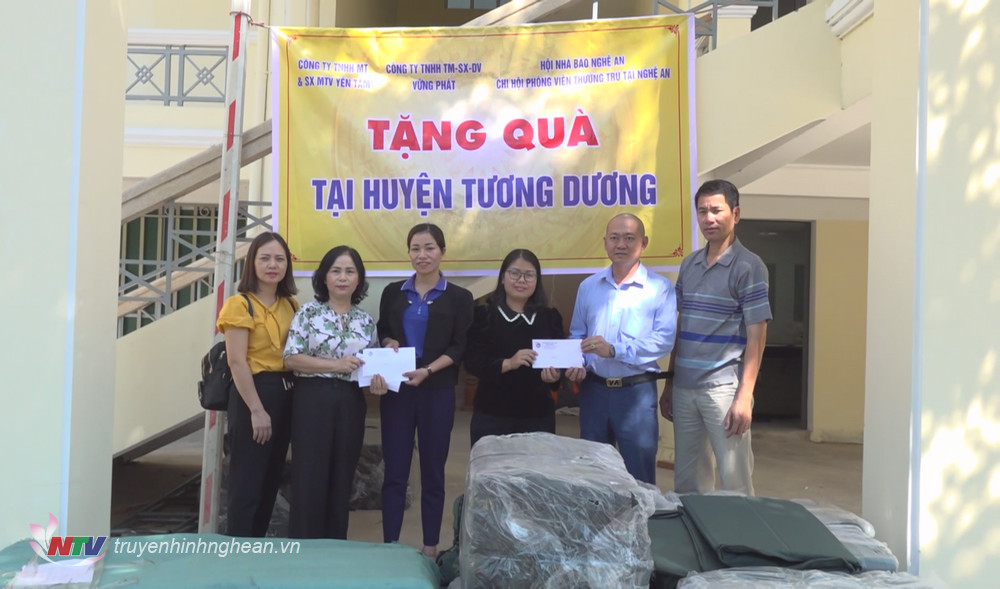 Hội Nhà báo Nghệ An hỗ trợ phao cứu sinh và trao quà cho huyện Tương Dương