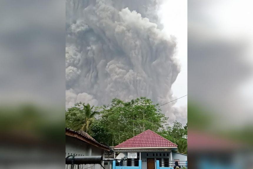 Núi lửa phun trào ở Indonesia, 54 người thương vong
