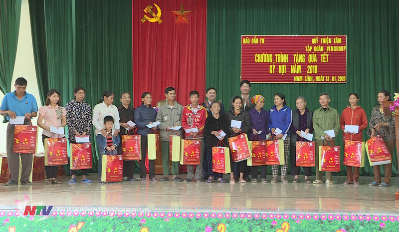 Chủ tịch UBND tỉnh Thái Thanh Quý trao quà cho người nghèo huyện Nam Đàn