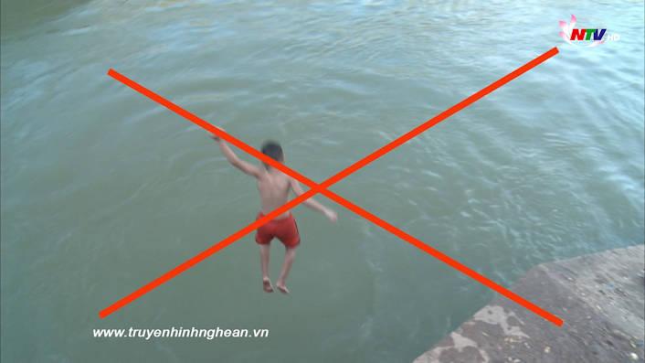 Mất an toàn từ việc bơi, lội trên các kênh thủy lợi