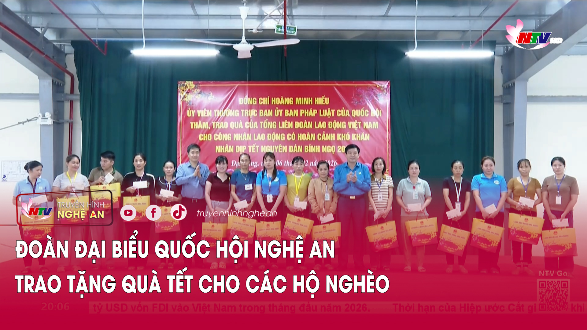 Đoàn đại biểu Quốc hội Nghệ An trao tặng quà Tết  cho các hộ nghèo