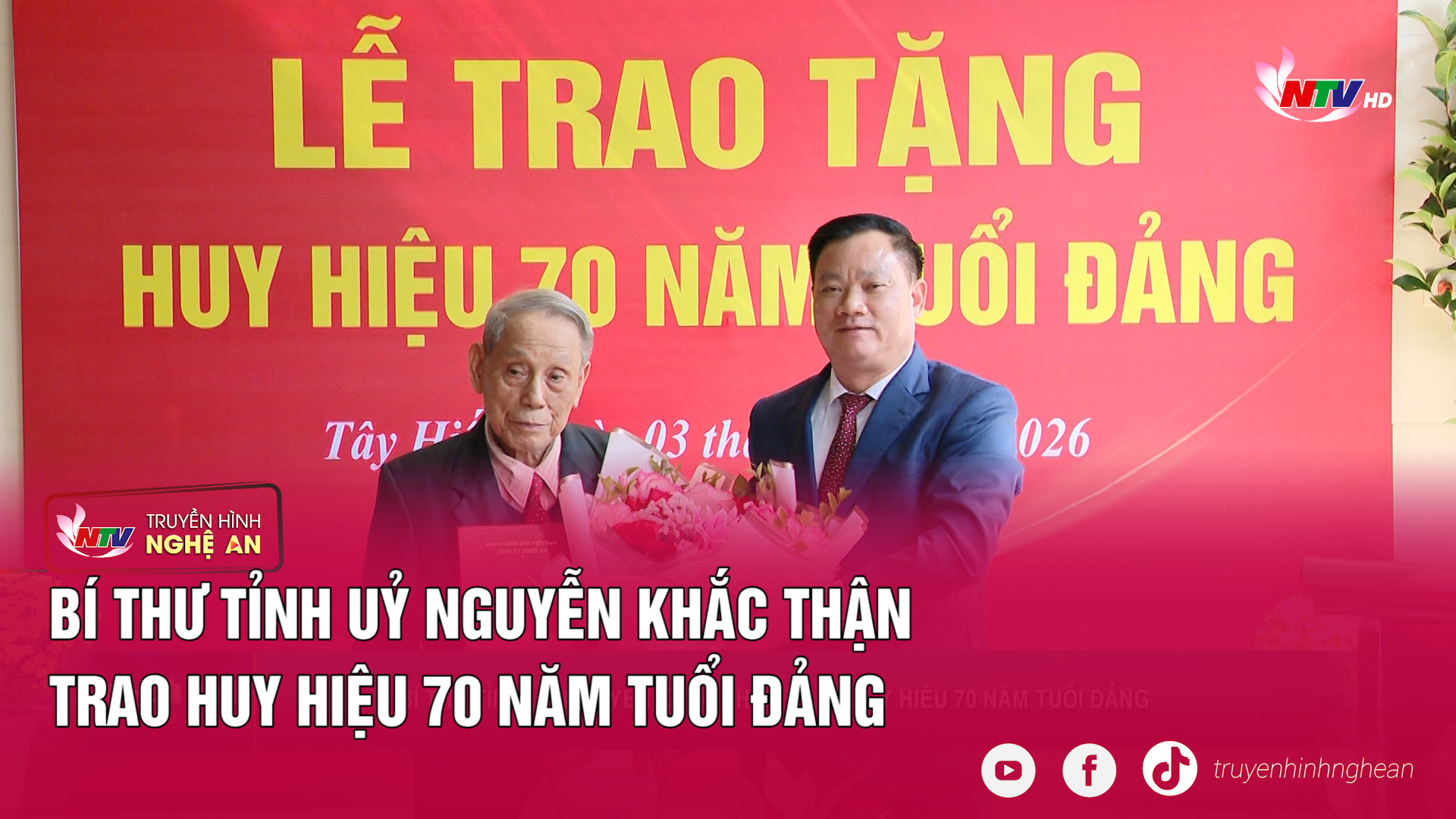 Bí thư Tỉnh uỷ Nguyễn Khắc Thận trao Huy hiệu 70 năm tuổi Đảng