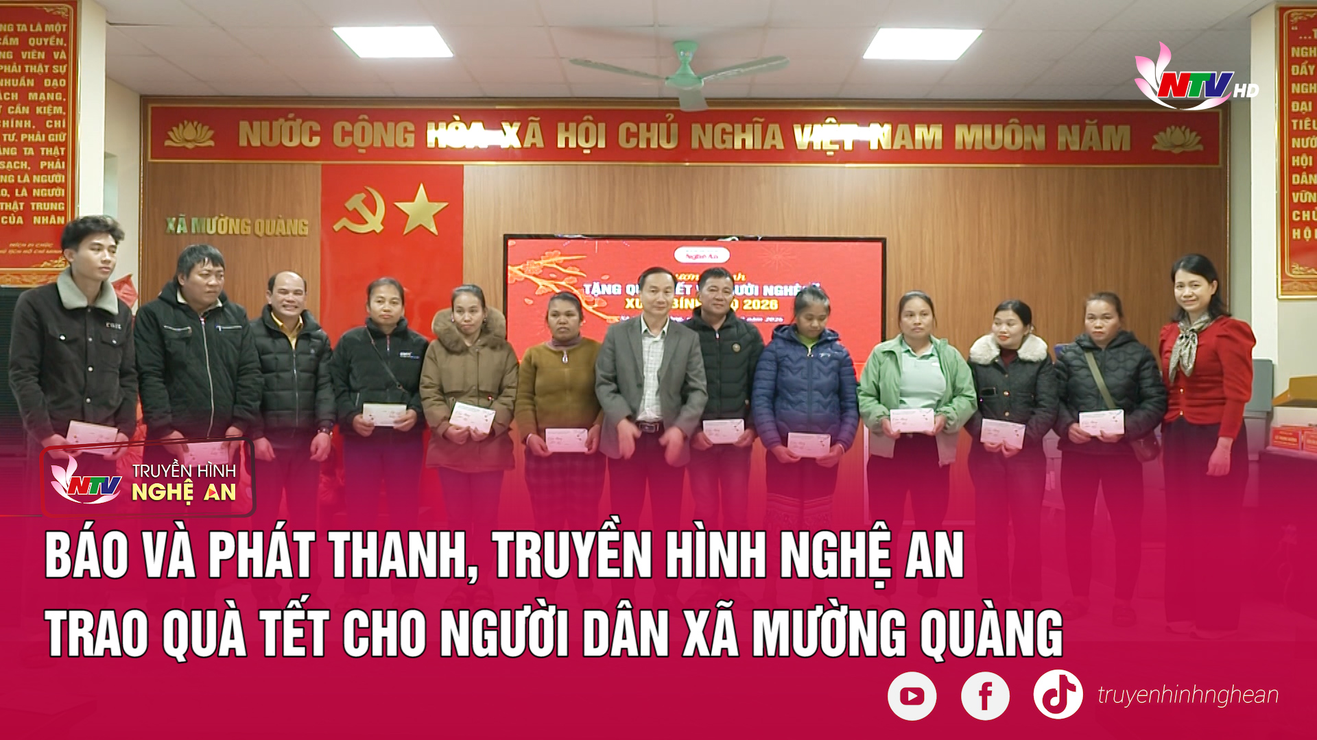 Báo và Phát thanh, truyền hình Nghệ An trao quà tết cho người dân xã Mường Quàng