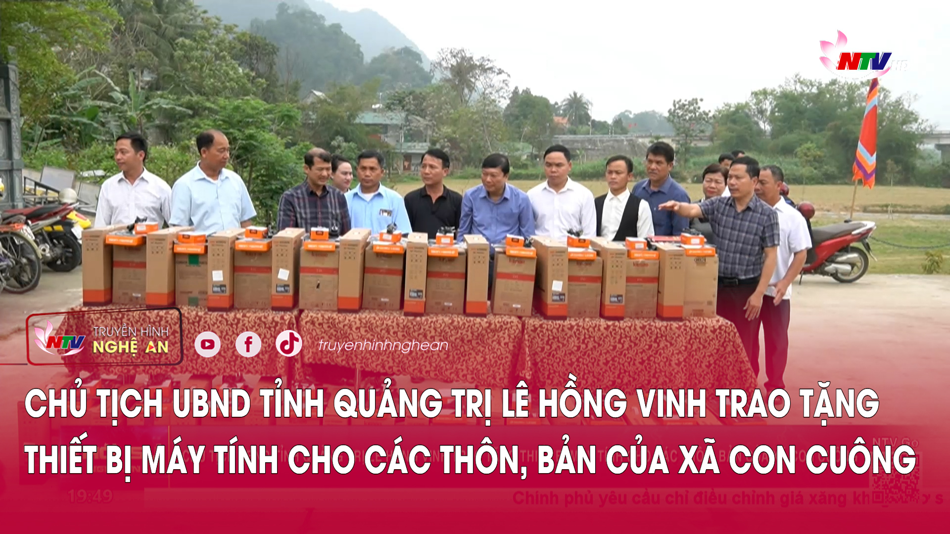 Chủ tịch UBND tỉnh Quảng Trị Lê Hồng Vinh trao tặng thiết bị máy tính cho các thôn, bản của xã Con Cuông